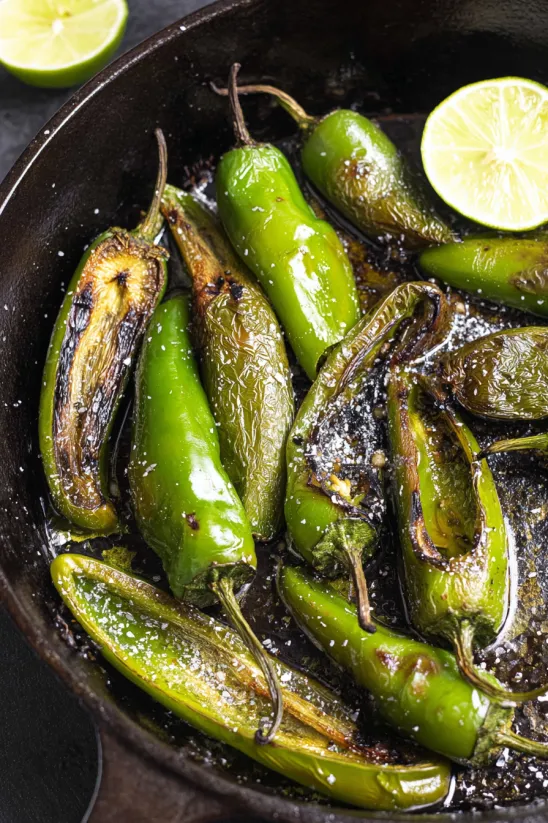 Ein Schalen mit Chiles Toreados Recipe: Mexican Blistered Peppers.