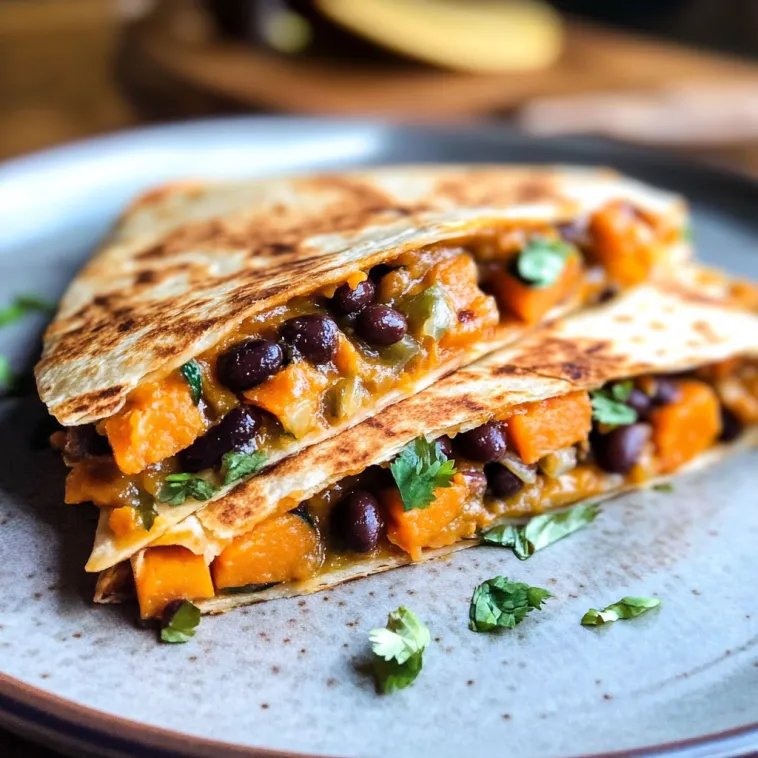 Eine Schüssel mit zwei Quesadillas, die mit schwarzen Bohnen und Süßkartoffeln gefüllt sind.