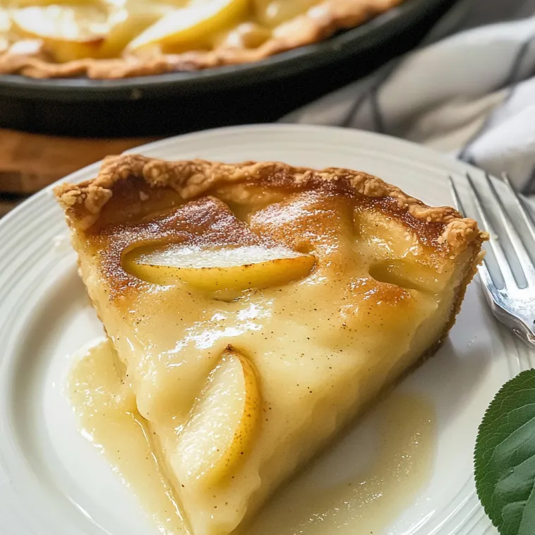 Ein Stück Birnenkuchen mit Creme.