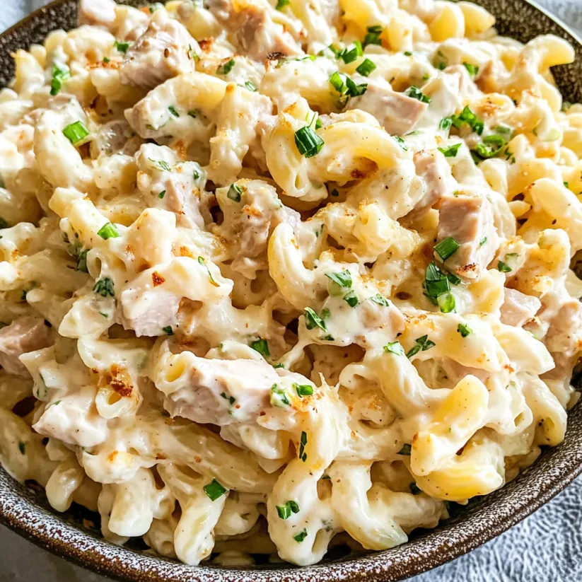 Eine Schüssel voller Thunfisch Makkaroni Salat.