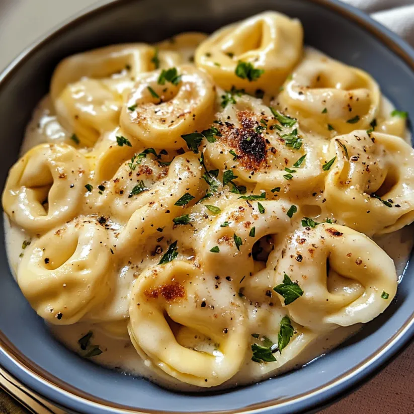 Eine Schüssel Pasta, oben drauf Kräuter und Käse.