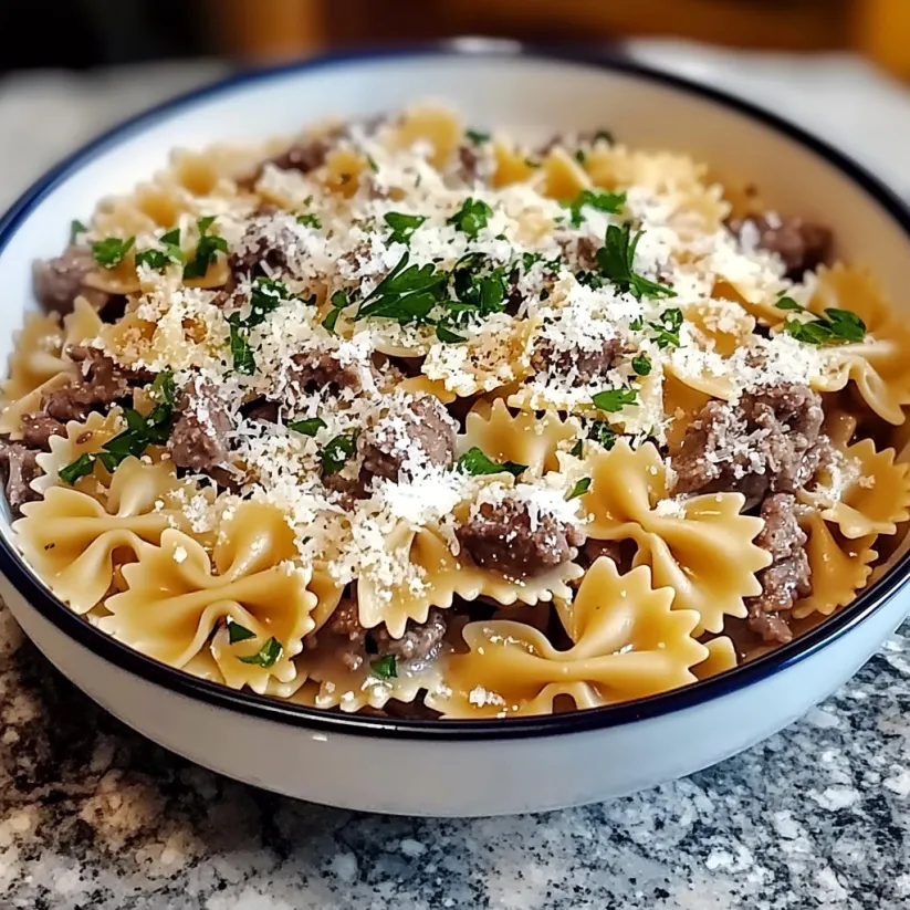 Eine Schüssel Pasta mit Fleisch und Käse.