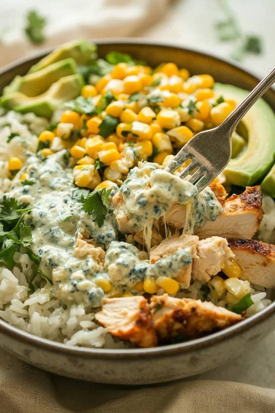 Eine Schale mit Hähnchen, Reis und Mais.