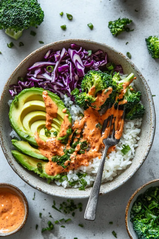 Eine Schale mit Brokkoli und Reis.