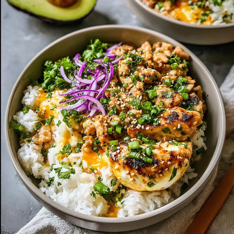 Reisschale mit Hühnchen, Avocado und knackigem Gemüse.