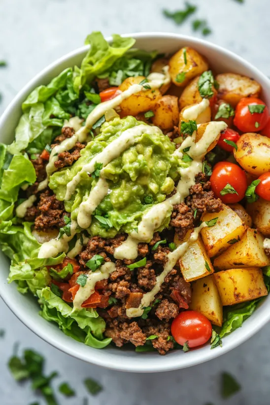Ein Taco Potato Bowls enthält eine Mischung aus Taco, Avocado, Tomaten, Potatoes und Salat.