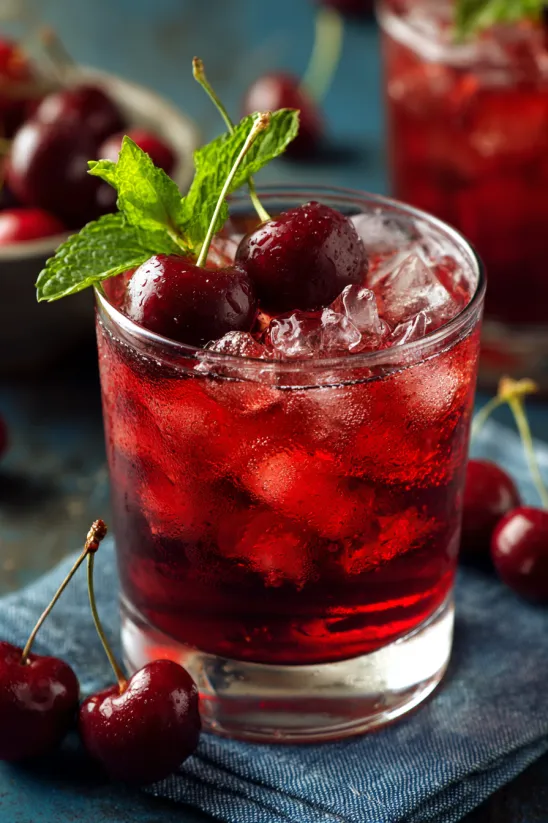 Ein Glas mit Cherry Vanilla Fizz.