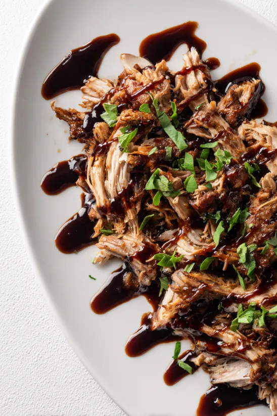 Ein Plate mit BBQ Beef Brisket, das in einer Sauce serviert wird.