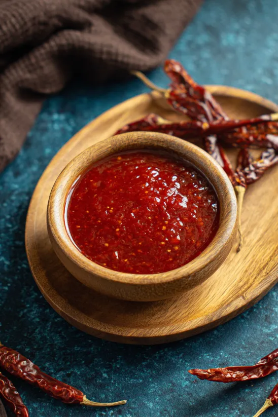 Eine Holzschale mit roter Paste gefüllt.