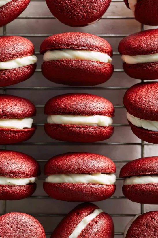 Eine Reihe von Red Velvet Whoopie Pies auf einem Tray.