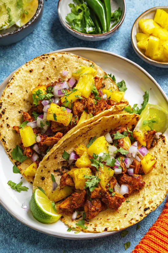 Ein Taco mit Pineapple und Onion.