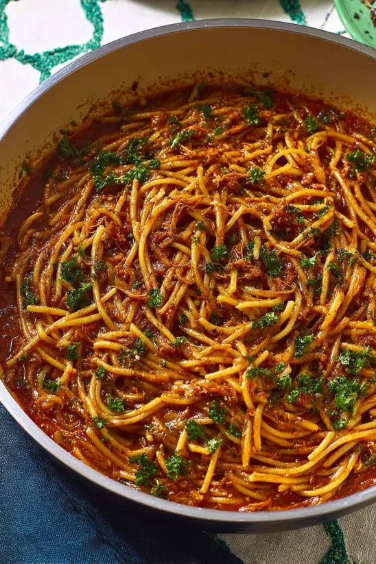 Ein weißer Teller mit einer Sopa de Fideo (Mexican Noodle Soup) auf dem Dach.