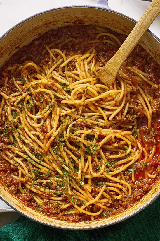 Ein Topf mit einer Mischung aus Fleisch, Tomaten, Paprika und Zwiebeln, die als Sopa de Fideo (Mexican Noodle Soup) identifiziert wird.