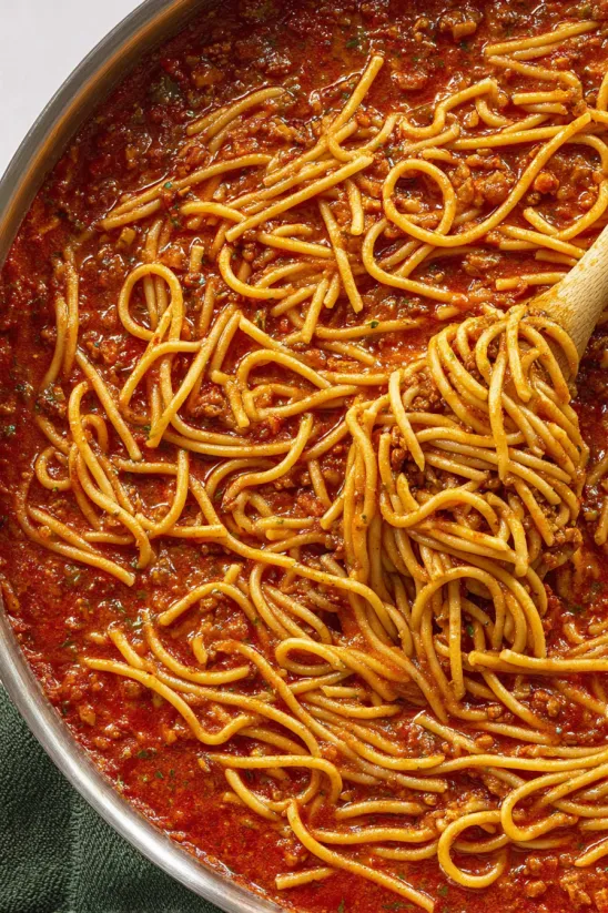 Eine Schüssel mit Sopa de Fideo (Mexican Noodle Soup) mit Spaghetti, Tomaten und Zwiebeln.