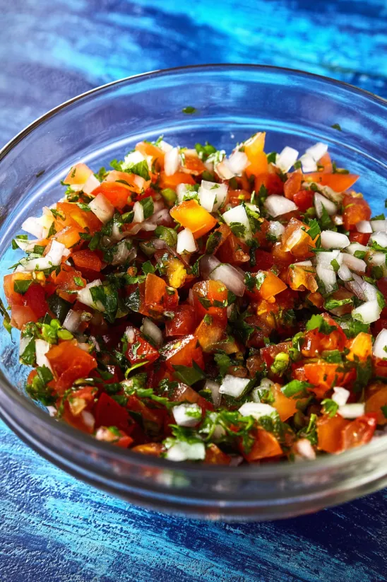 Ein Glas mit Tomaten, Paprika, Zwiebeln und Knoblauch, die in einem mexikanischen Sandwich verwendet werden.