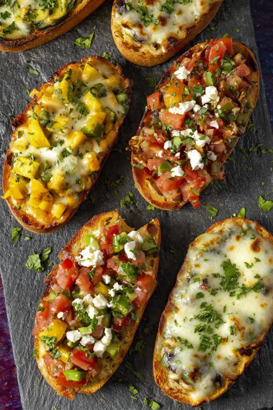 Ein Schälchen mit Tomaten, Basilikum und Mozzarella.