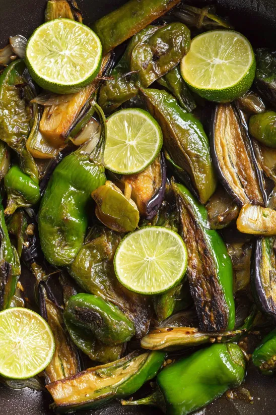 Ein Bild von Chiles Toreados Rezept: Mexikanische Blistered Peppers.