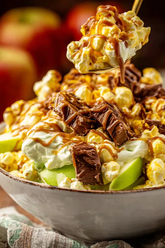 Schüssel mit Karamell Apfel Snickers Salat.