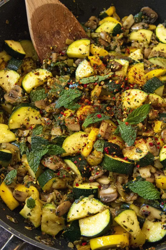 Eine Schüssel mit Calabacitas, die mit Zwiebeln und Gewürzen zubereitet sind.