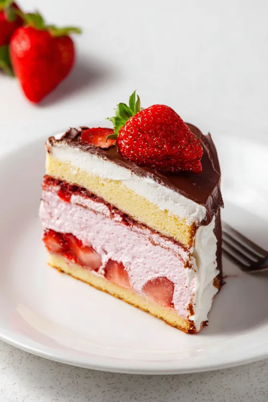 Ein Stück Erdbeer-Eiskuchen.