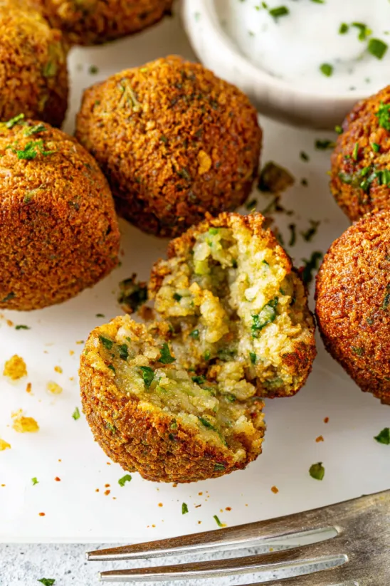 Ein Teller voller Boudin-Bällchen.