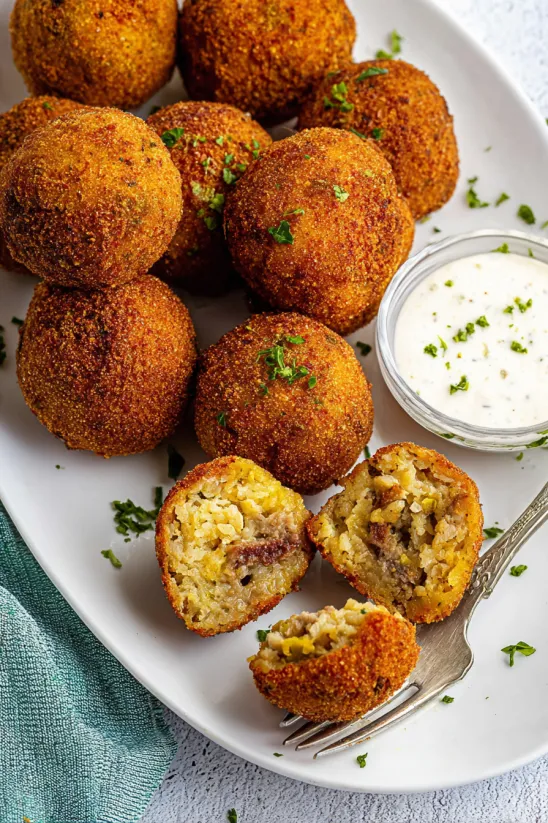 Teller mit Boudin Balls und Dip.