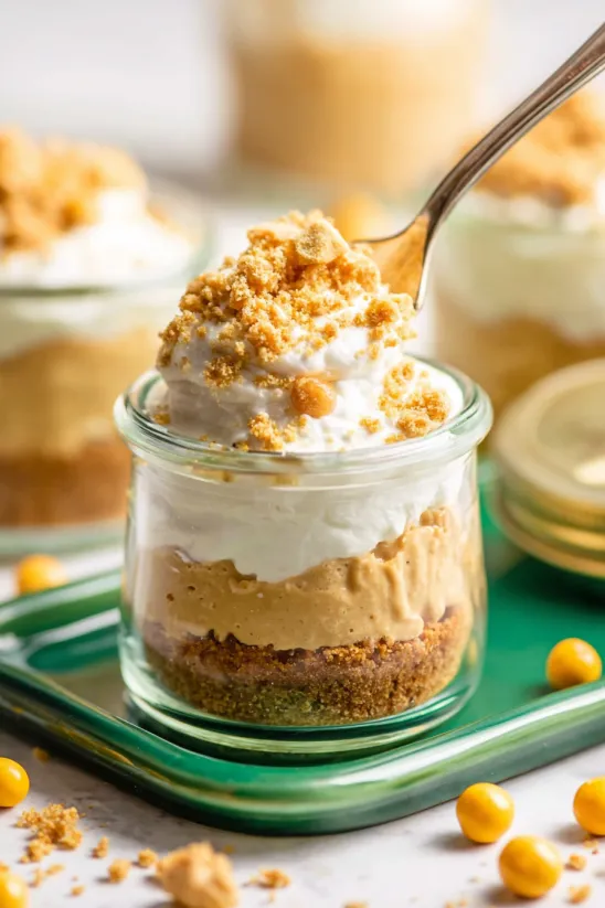 Ein kleines Dessert im Glas mit Löffel.