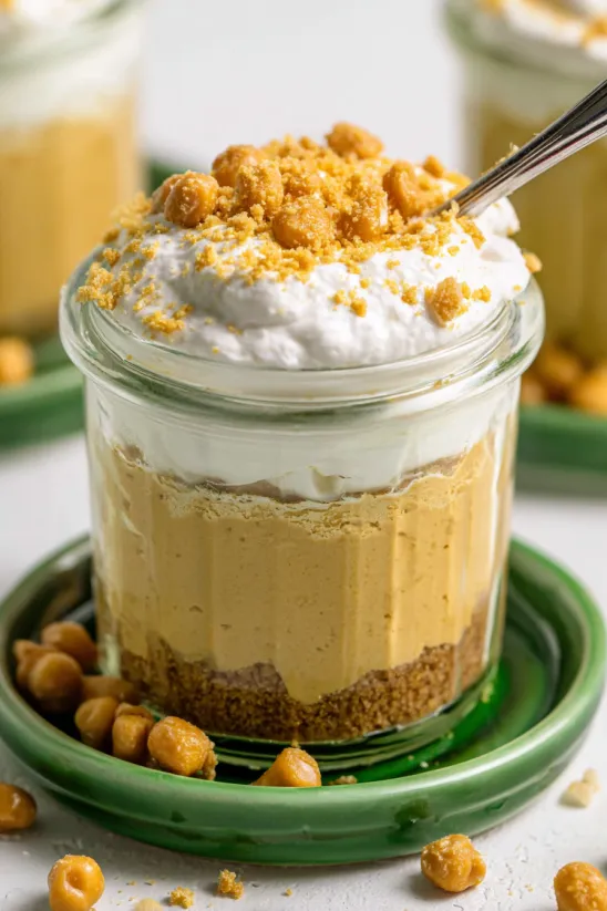 Nahaufnahme von einem kleinen Dessert im Glas.