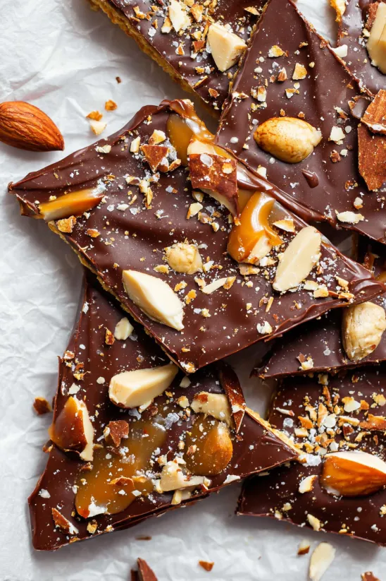 Nahaufnahme von einem Stück Mandel Toffee.