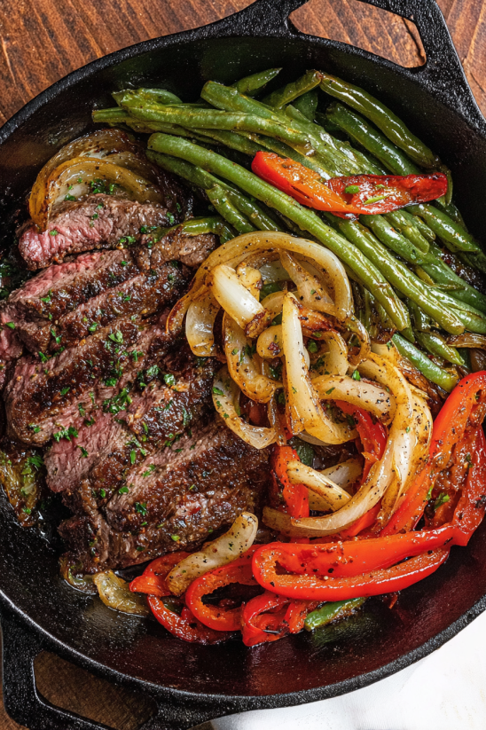 Ein köstliches Fajita-Gericht mit Steak, Zwiebeln, Paprika und Bohnen.