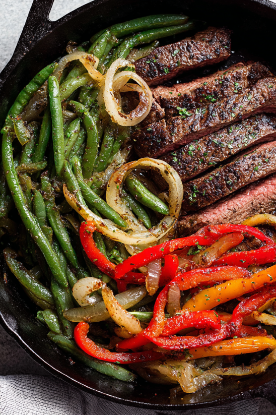 Ein Teller mit Steak-Fajita und buntem Gemüse.