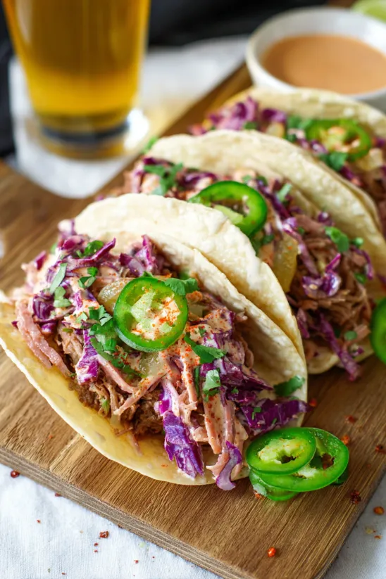 Ein Teller mit Corned-Beef-Tacos und cremigem Krautsalat.