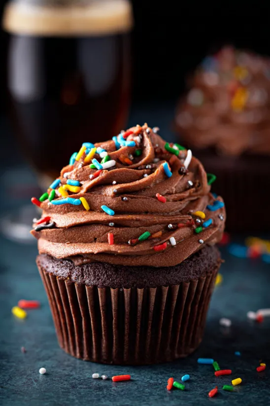 Ein Schoko-Cupcake mit bunten Streuseln obendrauf.