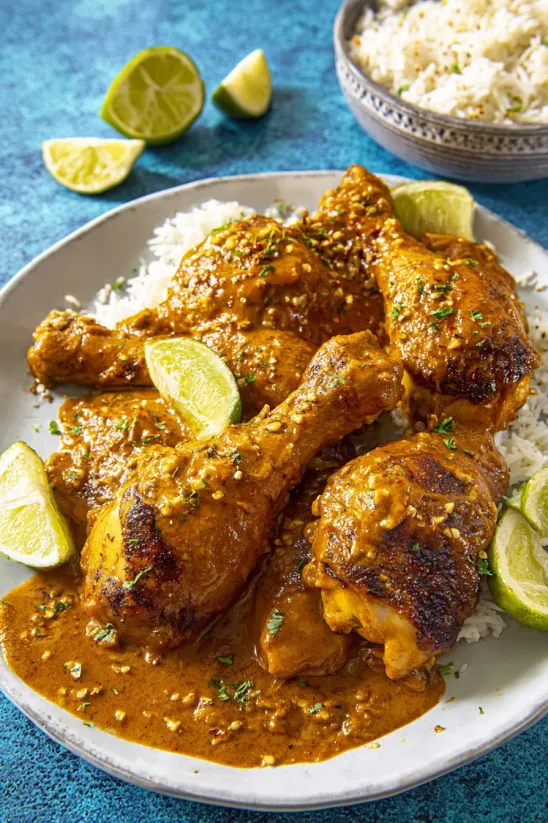 Hähnchenkeulen mit Kürbiskernsoße.