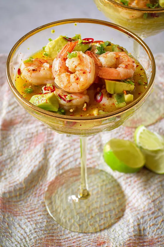 Ein Glas Garnelencocktail mit einer Limettenscheibe.