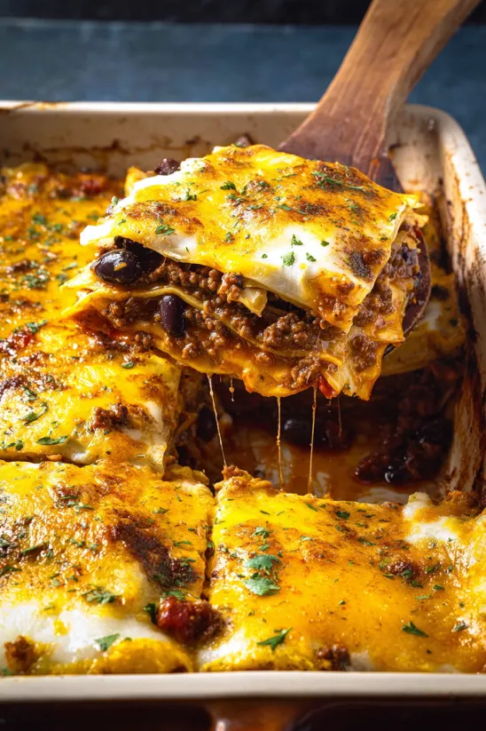 Nahaufnahme einer mexikanischen Lasagne.
