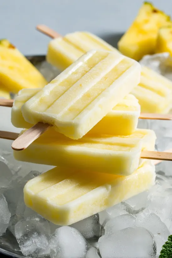 Dole Whip Popsicles liegen gestapelt übereinander.