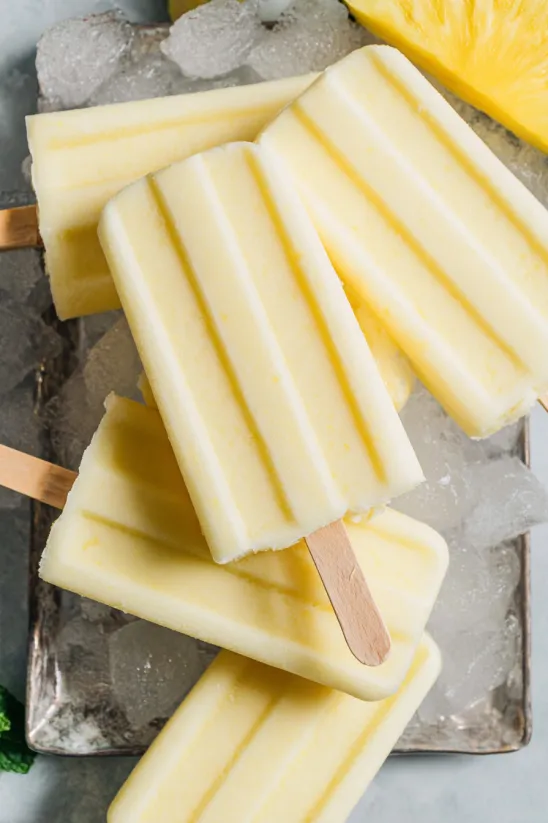 Dole Whip Eis am Stiel liegen bereit zum Naschen auf einem Tisch.