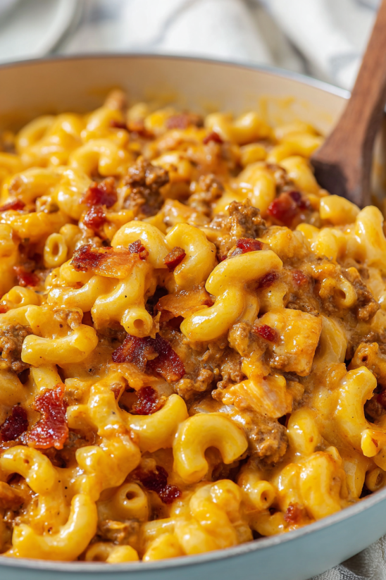 Eine Schüssel Makkaroni mit Käse und Bacon.