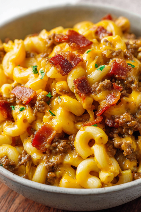 Nahaufnahme von cremigen Cheeseburger Macaroni.