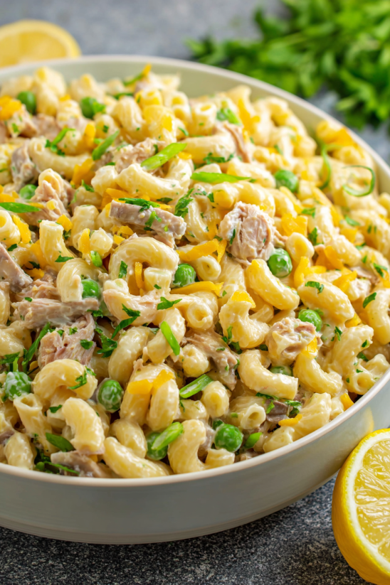 Eine Schüssel cremiger Thunfisch-Nudelsalat.