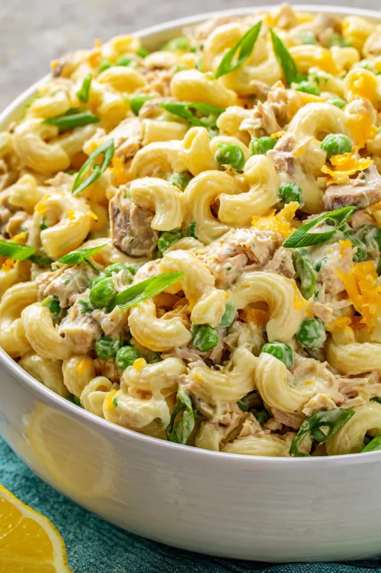 Eine Schüssel cremiger Tuna-Makkaroni-Mix.
