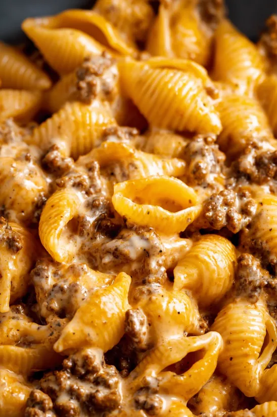 Ein Teller mit selbstgemachter Hamburger Helper Pfanne.