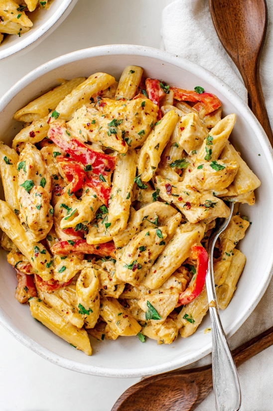 Eine Schale cremige Cajun-Hähnchenpasta.