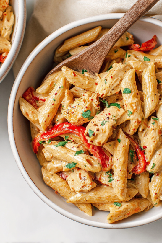 Eine Schale cremige Cajun-Hähnchenpasta.