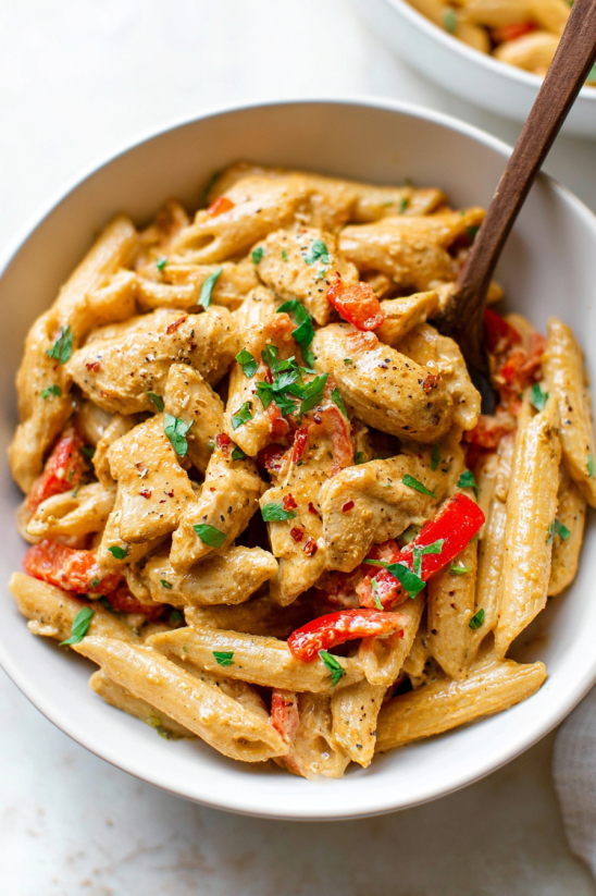 Eine Schüssel cremige Cajun-Chicken-Pasta.
