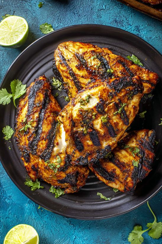 Ein Teller mit Hähnchen und Harissa-Soße.
