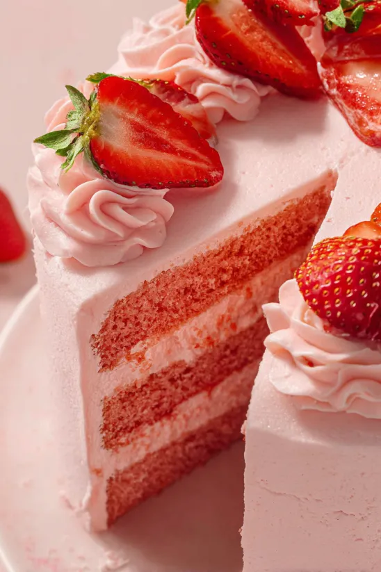 Ein Stück selbstgemachter Erdbeerkuchen aufgeschnitten.