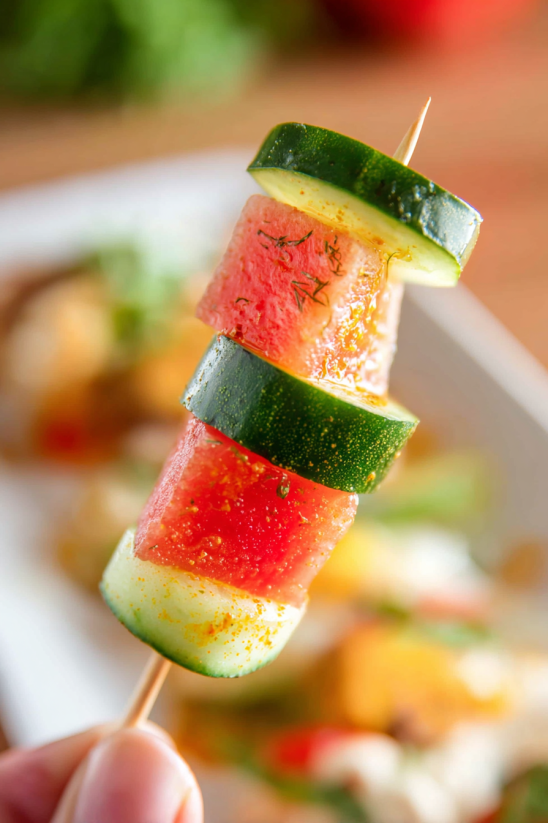 Ein Spieß aus Obst und Gemüse.