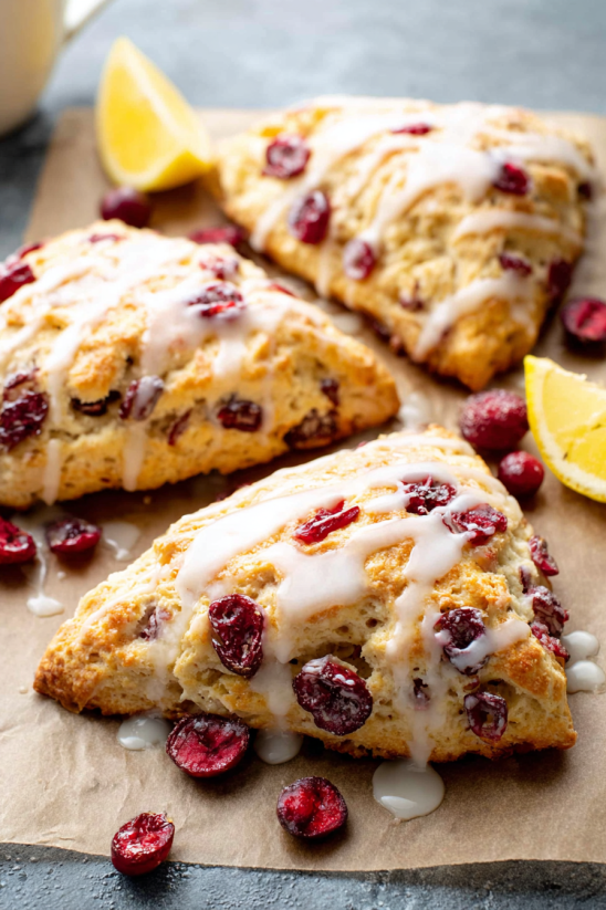 Nahaufnahme eines Cranberry-Orangen-Scones.